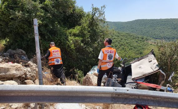 5 פצועים בהתהפכות רכב לתעלה בצפון