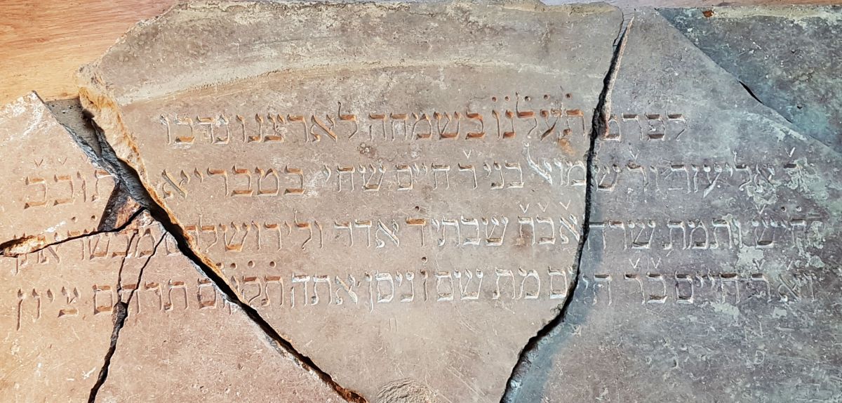 כתובת עברית נחשפה בבית הכנסת שנשרף בשואה