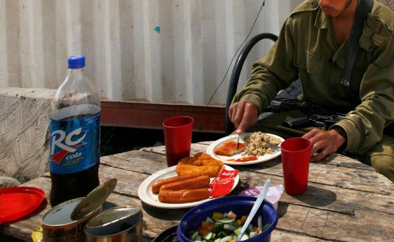 "מראית עין": החייל סולק מחדר האוכל בגלל חלב סויה