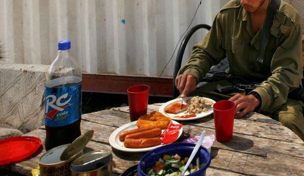 "מראית עין": החייל סולק מחדר האוכל בגלל חלב סויה