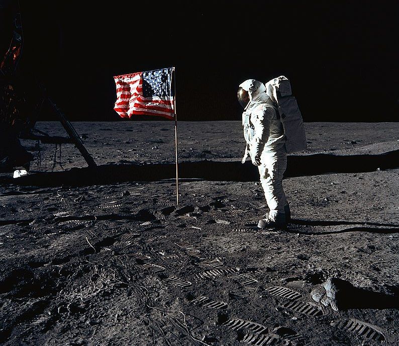 יובל לנחיתה על הירח: האם צריך לשמור מצוות בחלל?