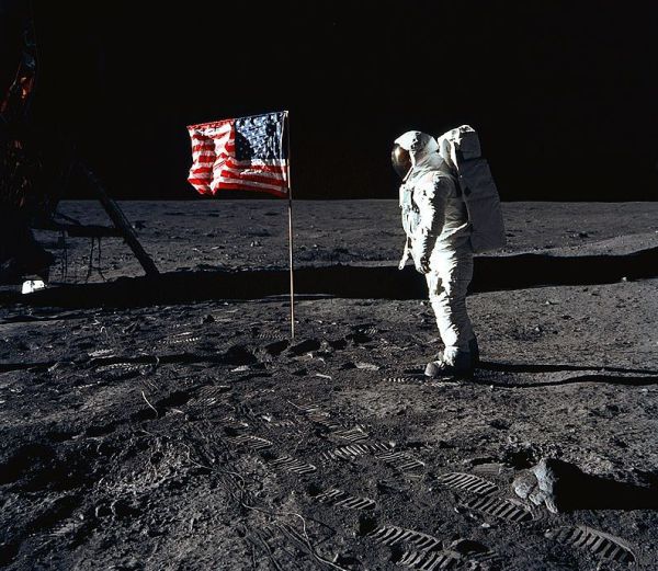 יובל לנחיתה על הירח: האם צריך לשמור מצוות בחלל?