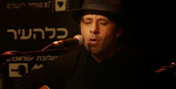 צפו: המחווה המרגשת שקיבל מאיר בנאי ז"ל מאחיו