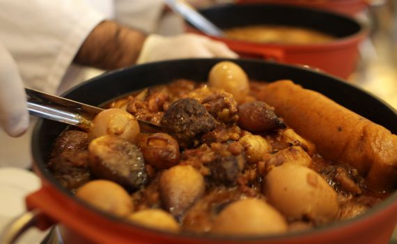 שו"ת: האם השבוע מותר לאכול צ'ולנט ב'ליל שישי'?