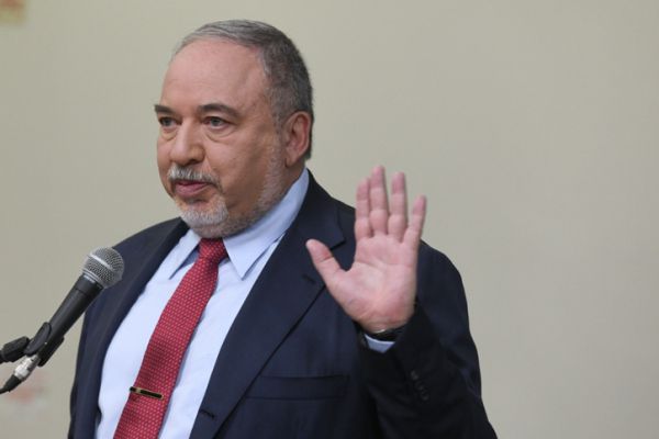 ליברמן ממשיך לתקוף: רבנים משיחיים נגד צה"ל