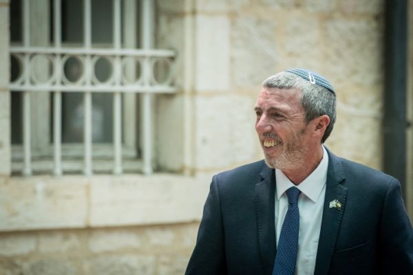 בעקבות הסערה: שר החינוך ייפגש עם מורים להט"בים