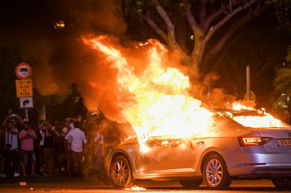 הצתת המכונית בהפגנה: צעיר נאשם בשפיכת בנזין