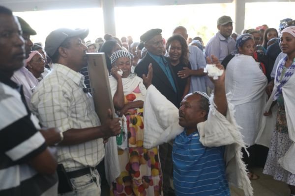 בצל המחאה: אלפים מלווים למנוחות את סלומון טקה ז"ל