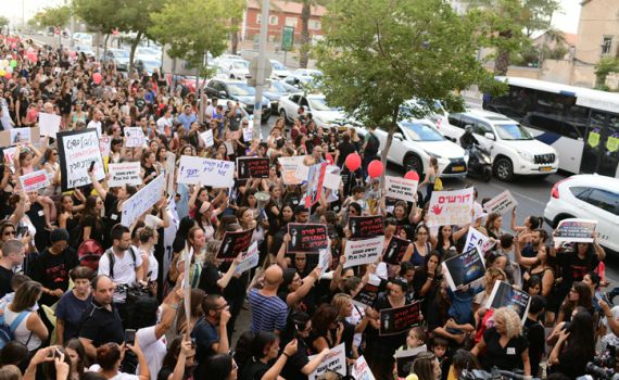 אלפי מפגינים נגד התעללות בתינוקות: "דורשים מהפכה"