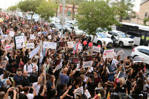 אלפי מפגינים נגד התעללות בתינוקות: "דורשים מהפכה"