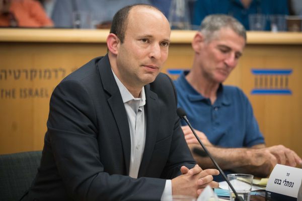 בנט: "אני ואיילת משתדלים לרוץ ביחד"