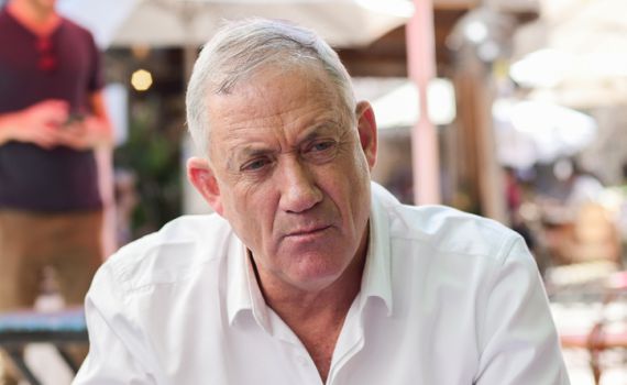 גנץ מגן על הרב פרץ: "אוהב אותו, אך זו סטייה חמורה"