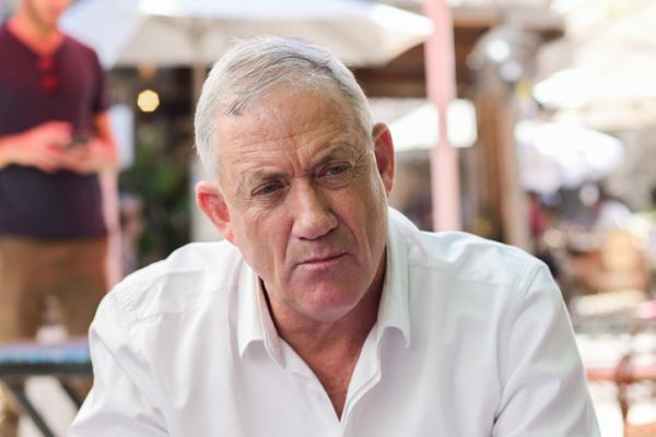 גנץ מגן על הרב פרץ: "אוהב אותו, אך זו סטייה חמורה"