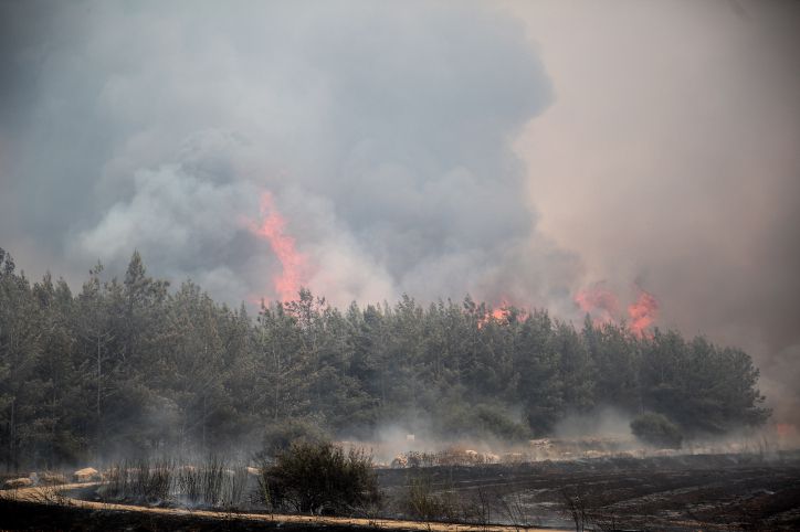 רגיעה בשריפות: 15 מבנים נפגעו, 7 פצועים