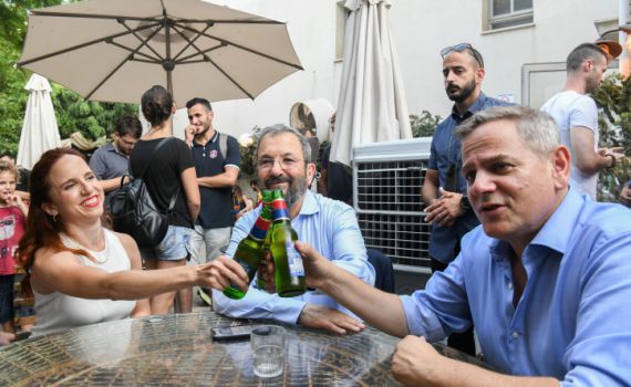 מכה לפרץ: עורק נוסף מהעבודה למחנה הדמוקרטי