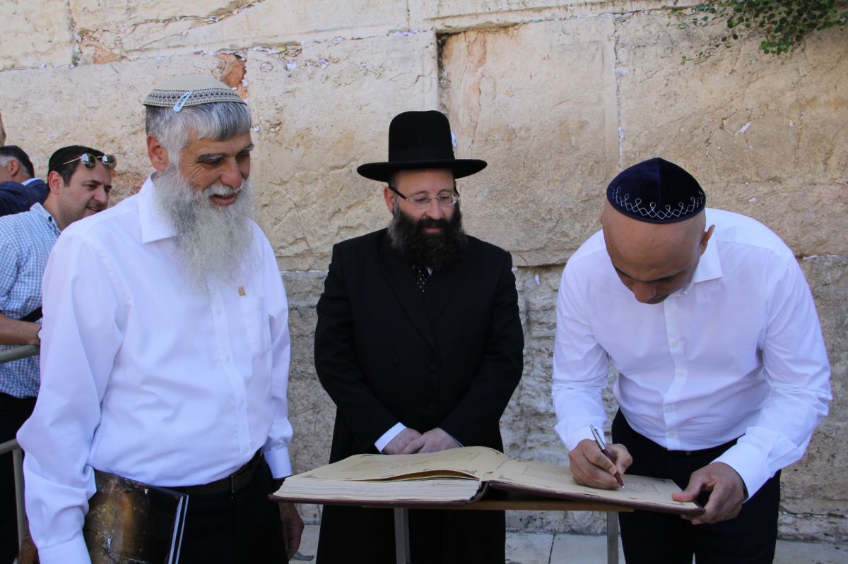 לראשונה: שר הפנים של בריטניה ביקר בכותל המערבי