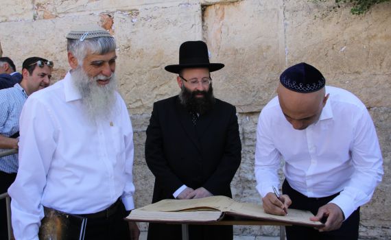 לראשונה: שר הפנים של בריטניה ביקר בכותל המערבי