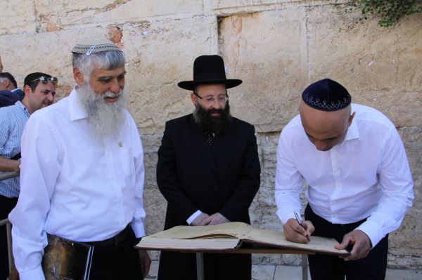 לראשונה: שר הפנים של בריטניה ביקר בכותל המערבי