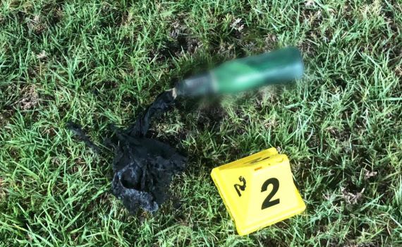 צפו: בקבוקי תבערה הושלכו הבוקר לעבר תחנת משטרה