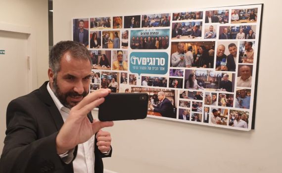 עוד פרובוקציה של רון קובי: עץ אשוח ומסיבת סילבסטר