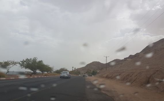 צפו: גשם באילת בעיצומו של גל החום הכבד