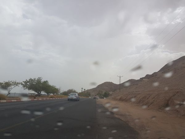 צפו: גשם באילת בעיצומו של גל החום הכבד