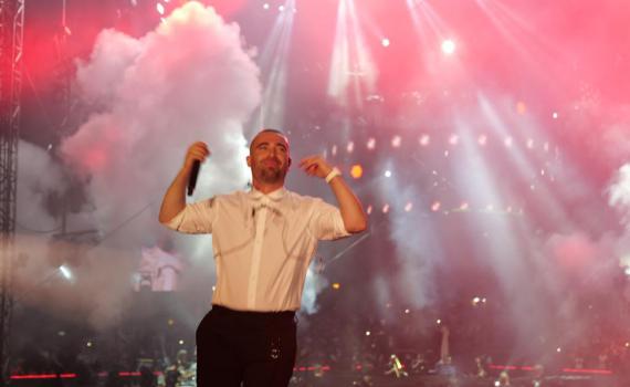 במהלך הופעת חייו: עומר אדם כמעט נשרף. צפו בתיעוד