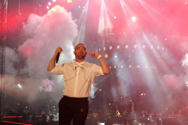 במהלך הופעת חייו: עומר אדם כמעט נשרף. צפו בתיעוד