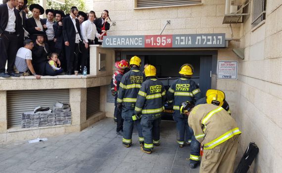 מעלית חניון קרסה על רכב; הכבאים חילצו את הנהג