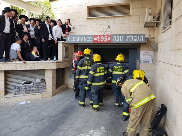 מעלית חניון קרסה על רכב; הכבאים חילצו את הנהג