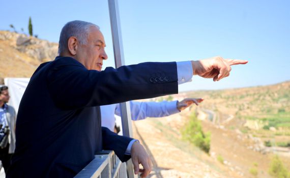 נתניהו על המרפסת באפרת: "זה אנחנו או הם"