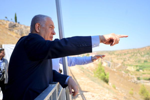 נתניהו על המרפסת באפרת: "זה אנחנו או הם"