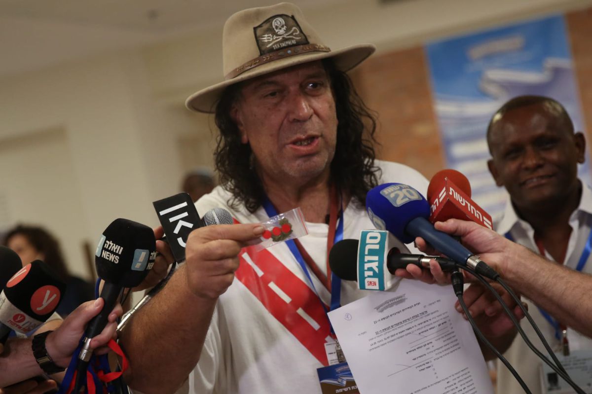 רשימת אדום לבן לקחה פתק והיו"ר נופף בשקית גראס