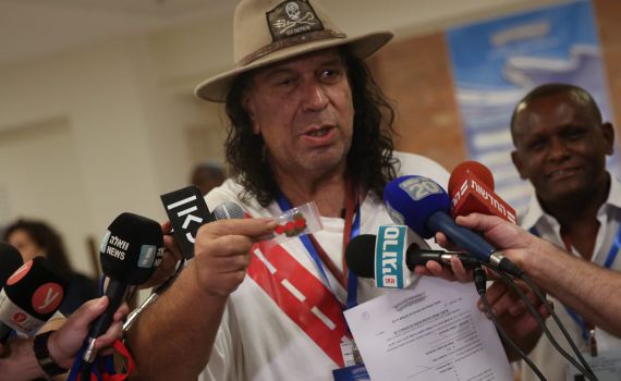 רשימת אדום לבן לקחה פתק והיו"ר נופף בשקית גראס