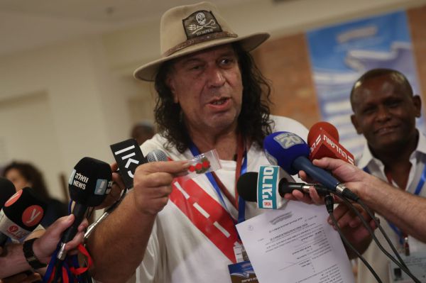 רשימת אדום לבן לקחה פתק והיו"ר נופף בשקית גראס