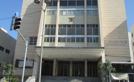 בושה: לוח ההנצחה לחללים הפך למתלה מגבעות חרדים