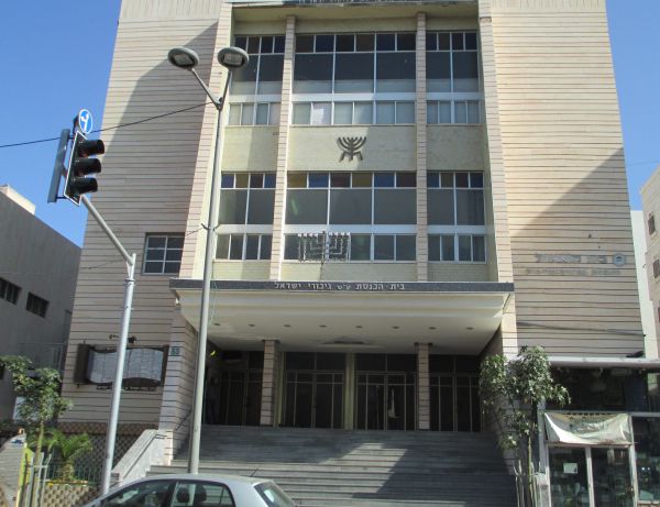 בושה: לוח ההנצחה לחללים הפך למתלה מגבעות חרדים