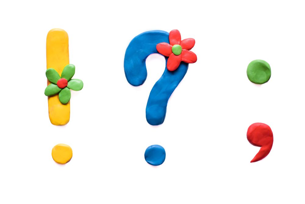 בחנו את עצמכם: מתי שמים רווח ליד סימני פיסוק?