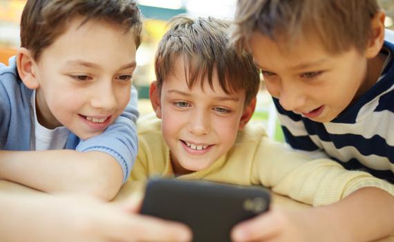 קייטנה במסך: איך תתמודדו עם הסכנה הנפוצה בחופש?