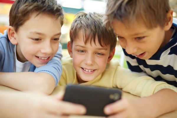 קייטנה במסך: איך תתמודדו עם הסכנה הנפוצה בחופש?