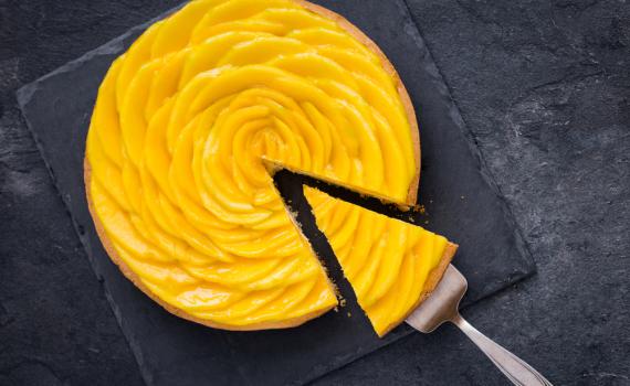 רק נראת מסובכת: כך תכינו עוגת מנגו מרהיבה. צפו