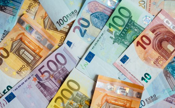 רגע לפני החופשות בחו"ל: הדולר והיורו נחלשים