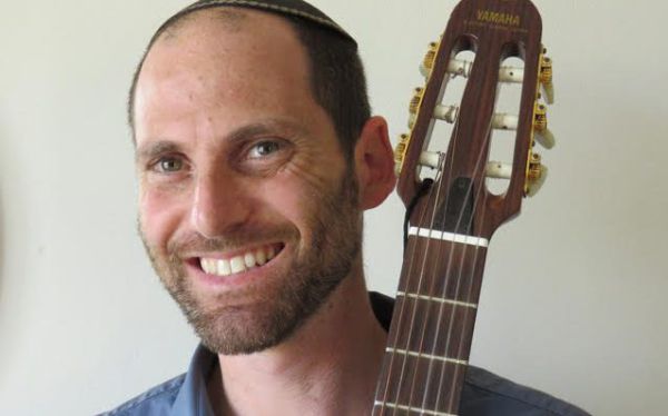 "גלים של קצף": צבי גילה בסינגל חדש. צפו