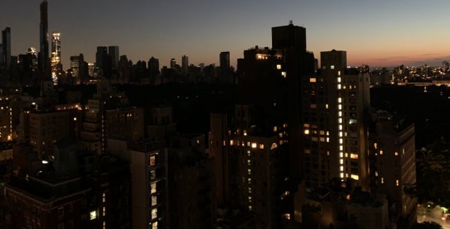 עיר בחשכה: הפסקת חשמל נרחבת בניו יורק