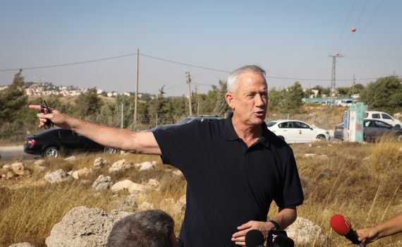 גנץ: ניתן לחמאס 2 אופציות: השבת הבנים בשקט או בכוח