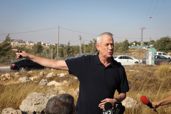 גנץ: ניתן לחמאס 2 אופציות: השבת הבנים בשקט או בכוח