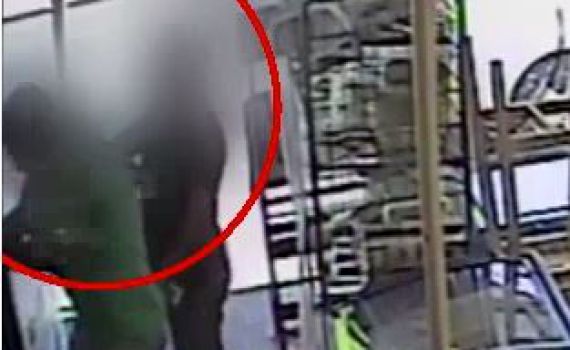 צפו: ניפץ בקבוק זכוכית על לקוח בקיוסק ברשל"צ