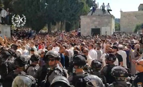 צפו: עימותים בהר הבית בין שוטרים למוסלמים