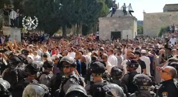 צפו: עימותים בהר הבית בין שוטרים למוסלמים