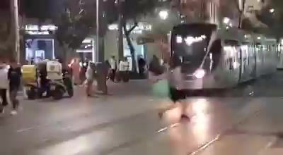 תיעוד ברשת: הסלטה המסוכנת מול הרכבת הקלה